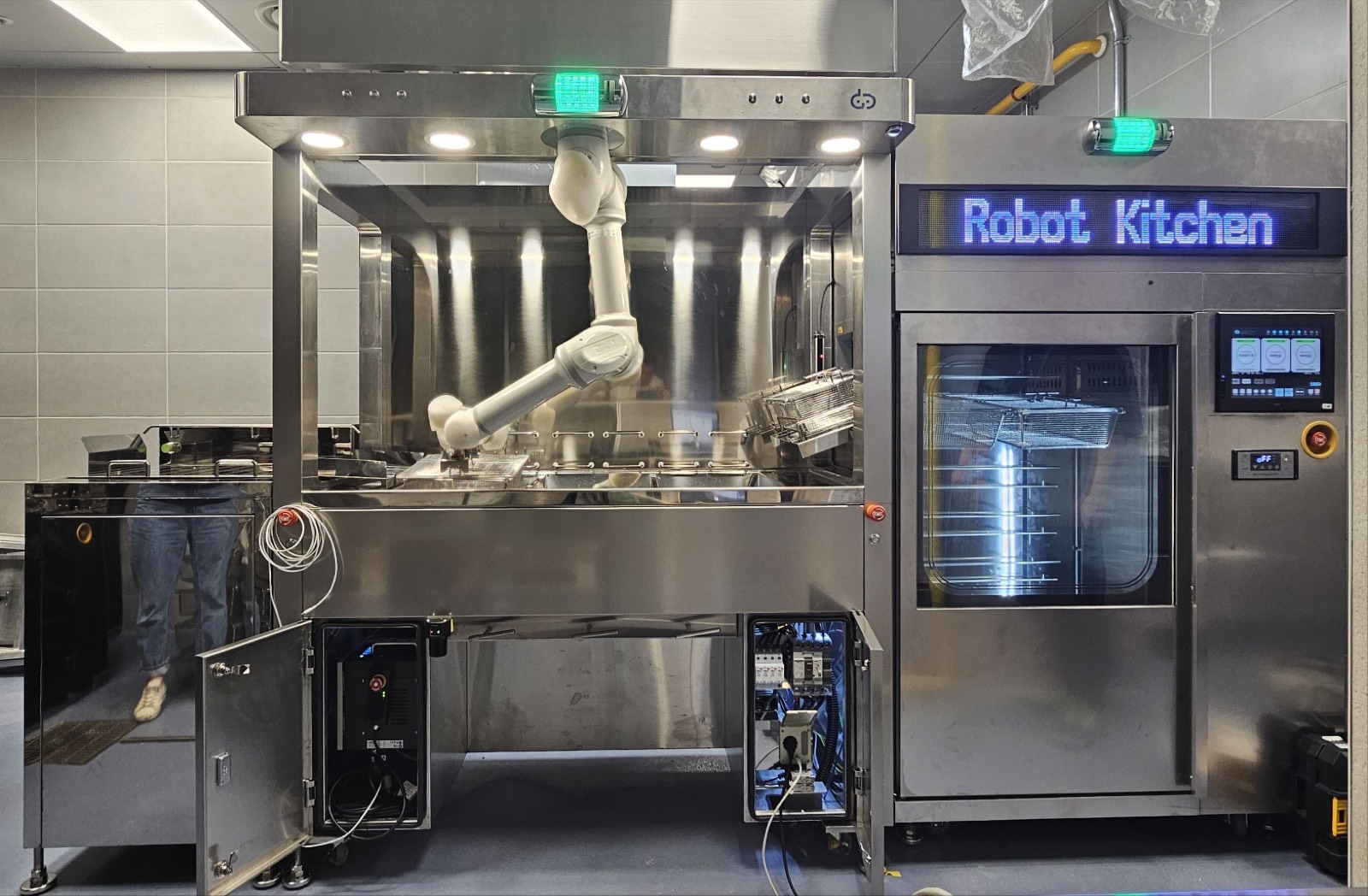 Basaggi Add3 전체 정면 — 조리 챔버, 6축 로봇팔, 우측 온장고와 Robot Kitchen 상태 표시 패널